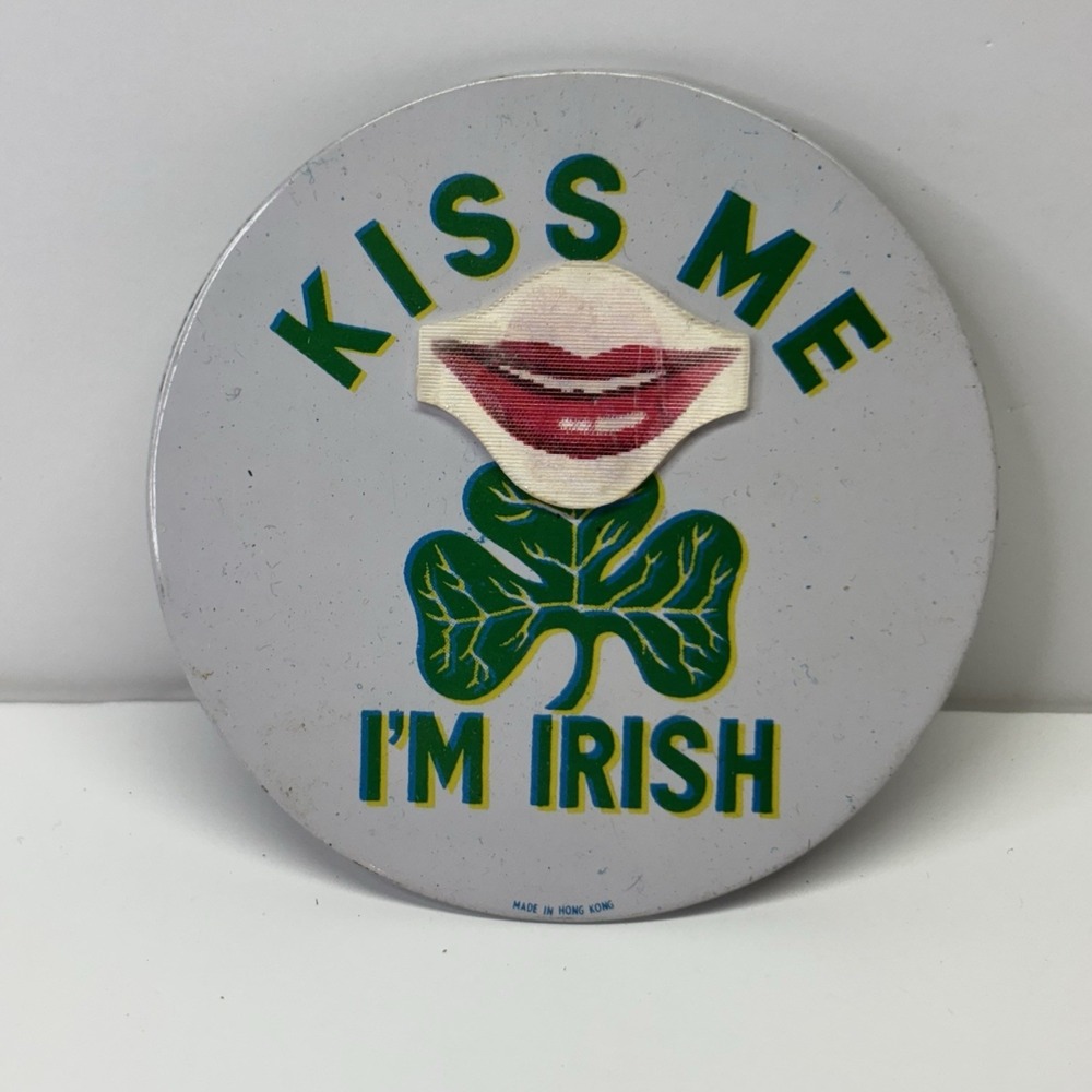 Vintage LENTICULAR KISS ME I'M IRISH 3.25" Button Pin Pinback B11